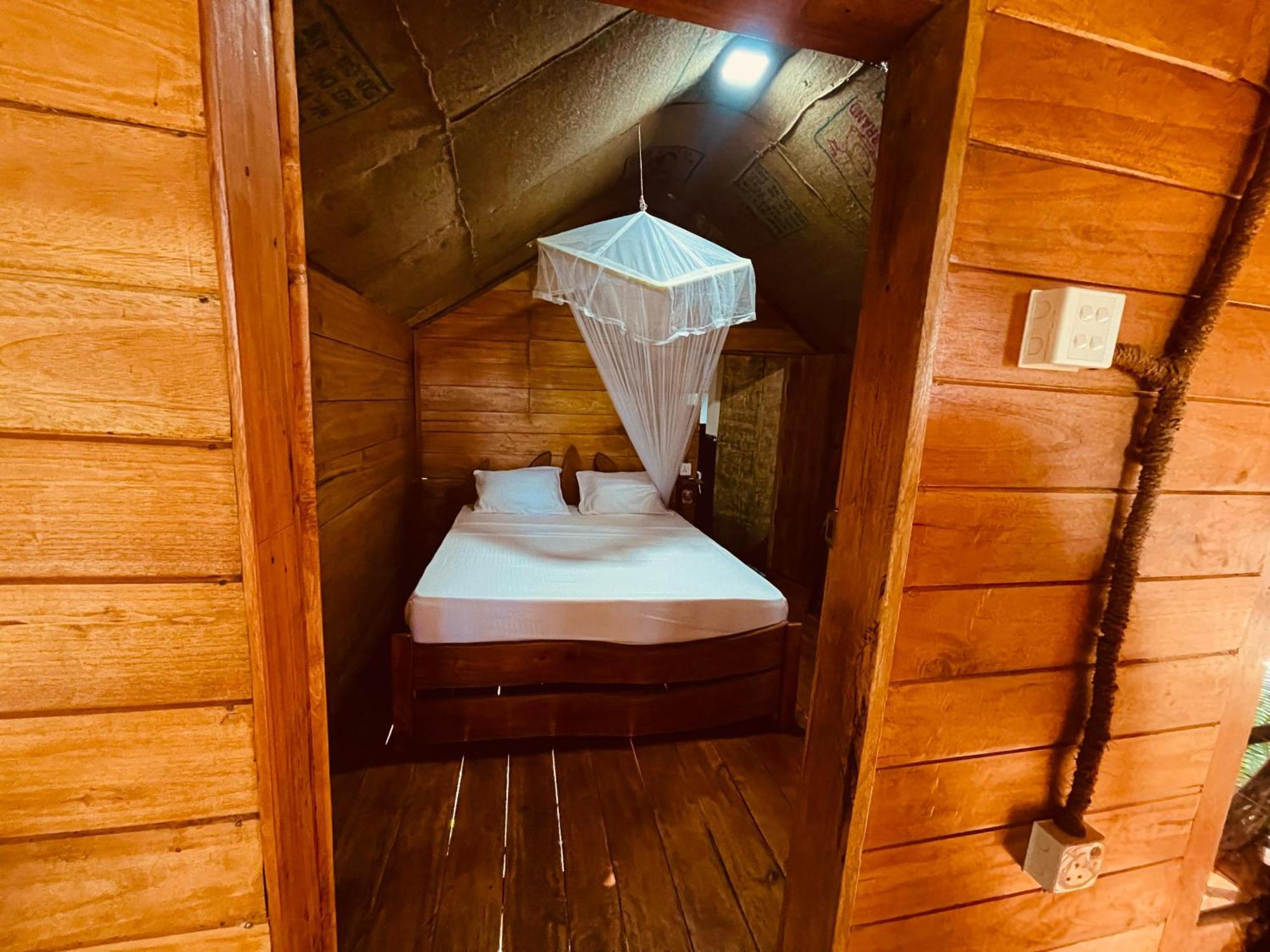 Деревянный коттедж Land Tree House *